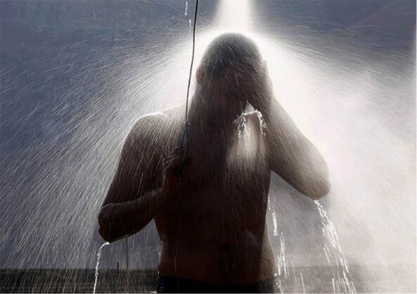 Nëse një mashkull ndihet i lodhur, duhet të bëjë një dush me kontrast