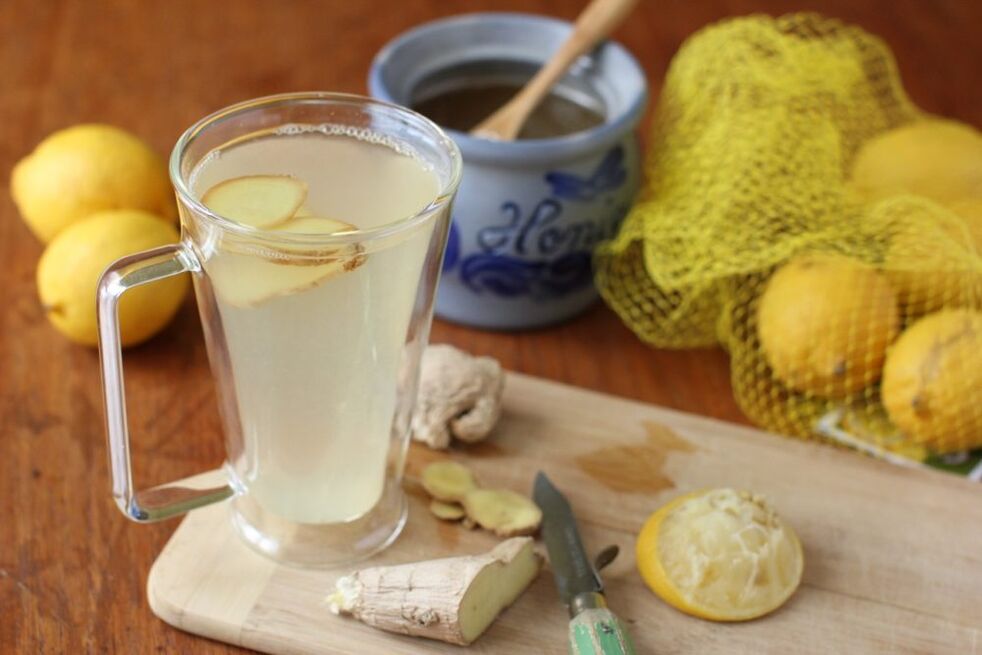 Limonatë xhenxhefili me mjaltë dhe lëng limoni